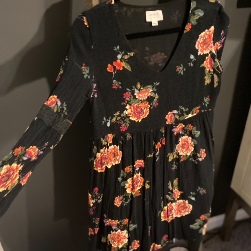 Baby doll Deep v dress. (SEE DESCRIPTION)